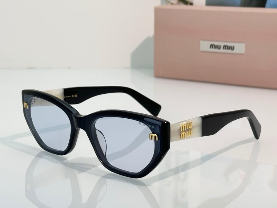 نظارات ميوميو (MIU MIU) الشمسية