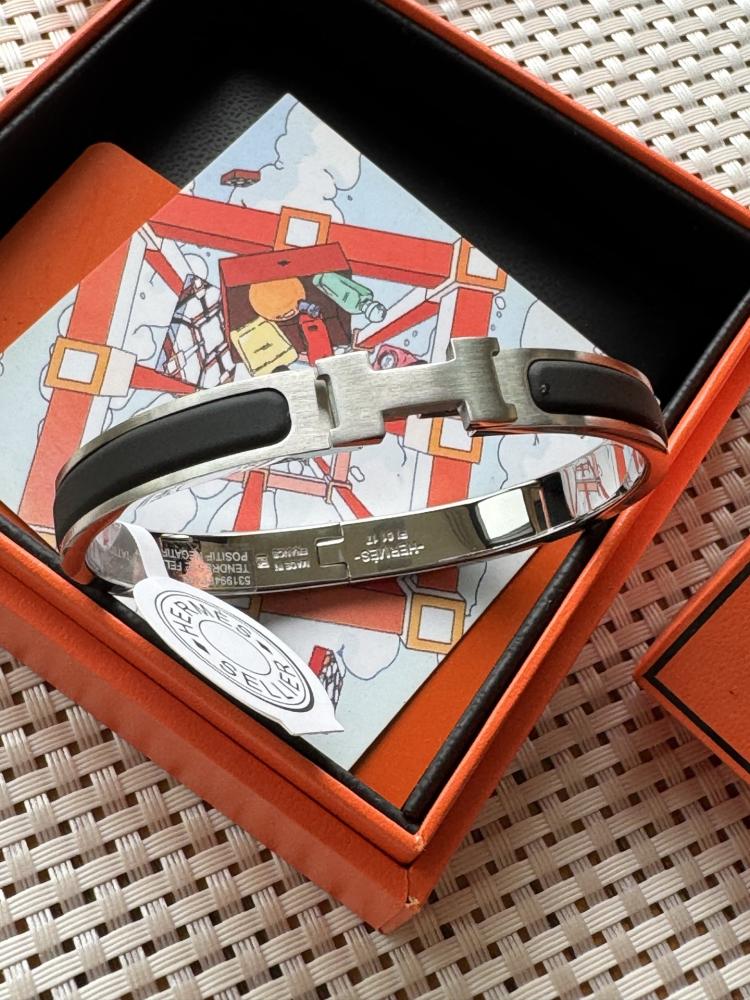 سوار (Hermès) بتصميم "كليك إتش"