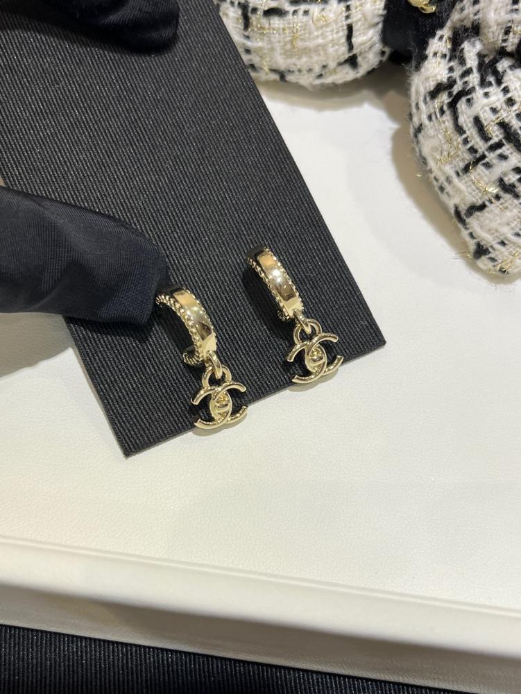 أقراط أذني شانيل (Chanel)