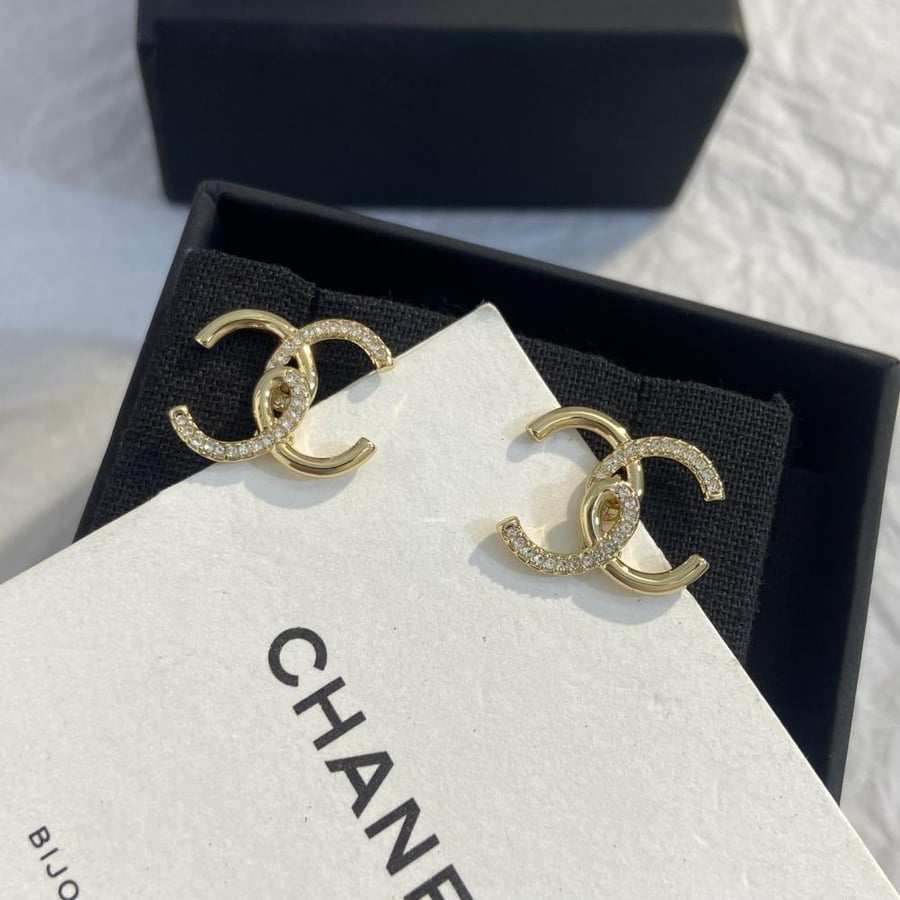 أقراط شانيل (Chanel) الصغيرة