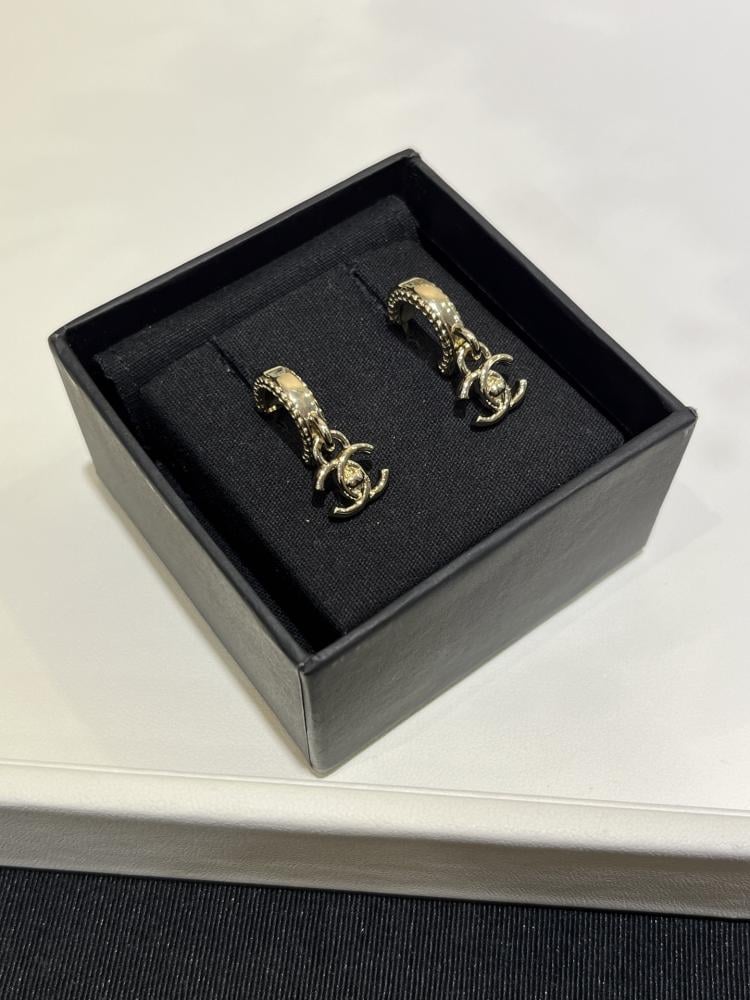 أقراط أذني شانيل (Chanel)