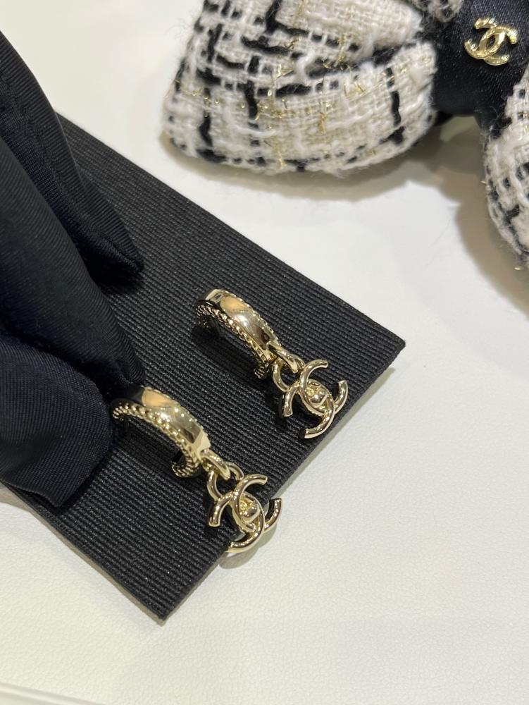 أقراط أذني شانيل (Chanel)
