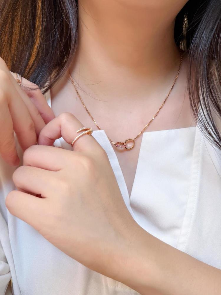 قلادة كارتييه (Cartier Love Necklace