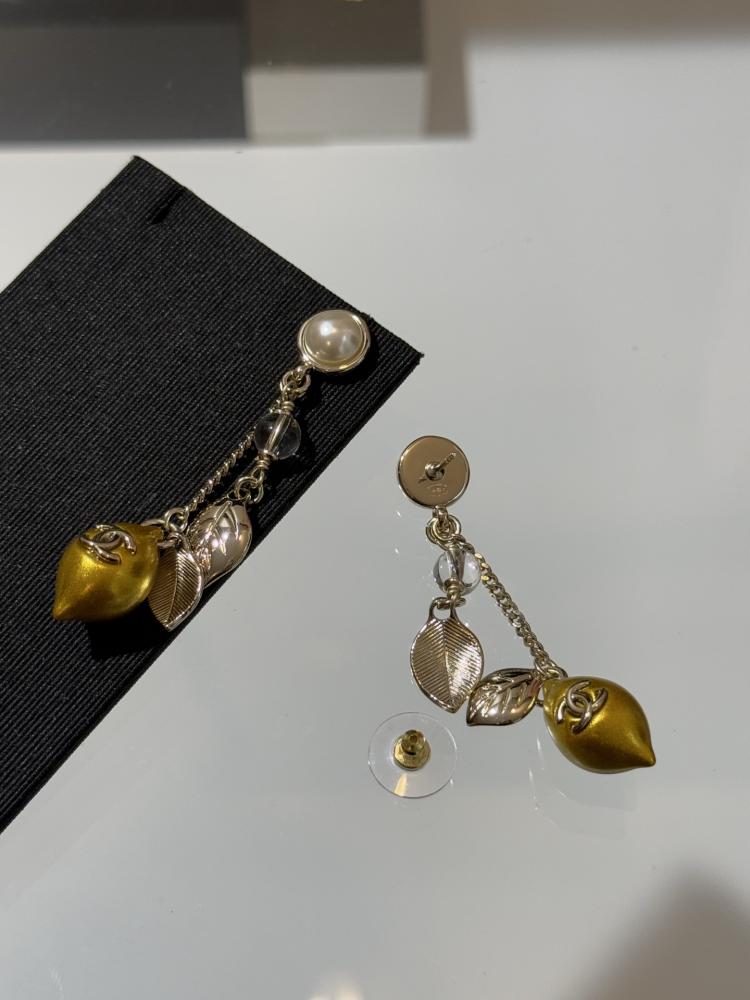 أقراط شانيل (Chanel) بتصميم الليمون وأوراق الشجر