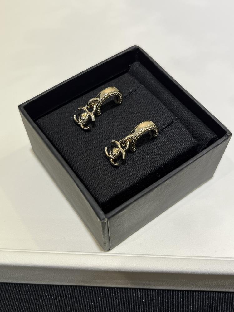 أقراط أذني شانيل (Chanel)