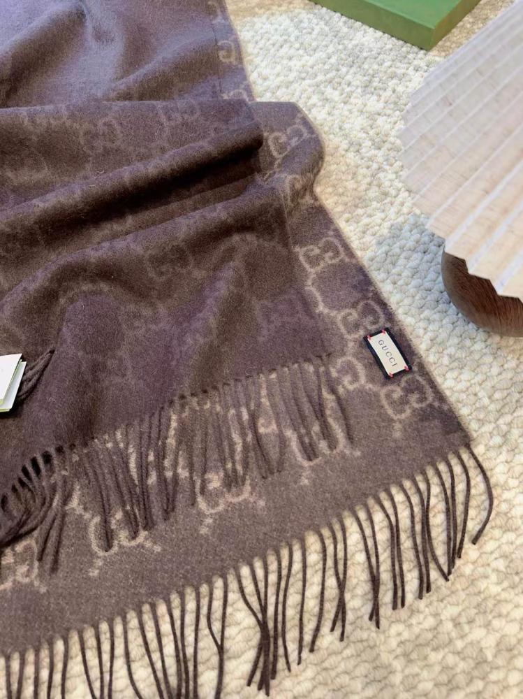 وشاح فاخر من Gucci بلون Dark Brown