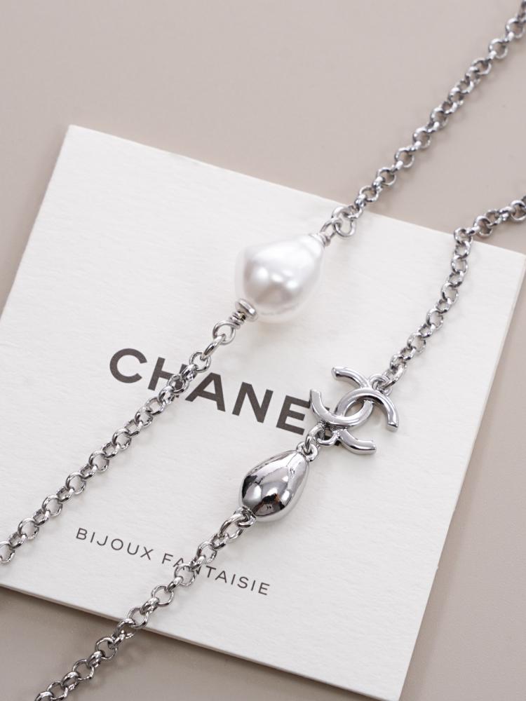 قلادة شانيل (Chanel) الأيقونية