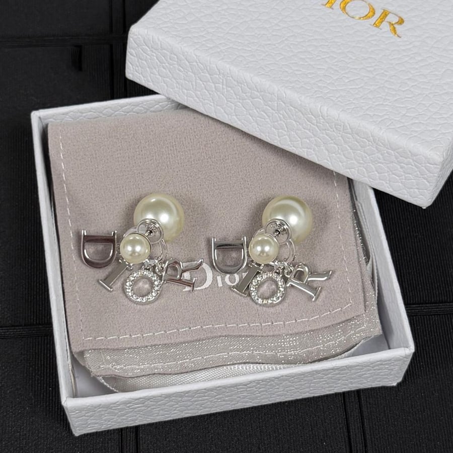 أقراط ديور (Dior) الأيقونية