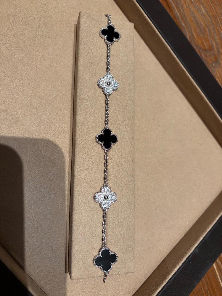 سوار من فان كليف آند آربلز (Van Cleef & Arpels)
