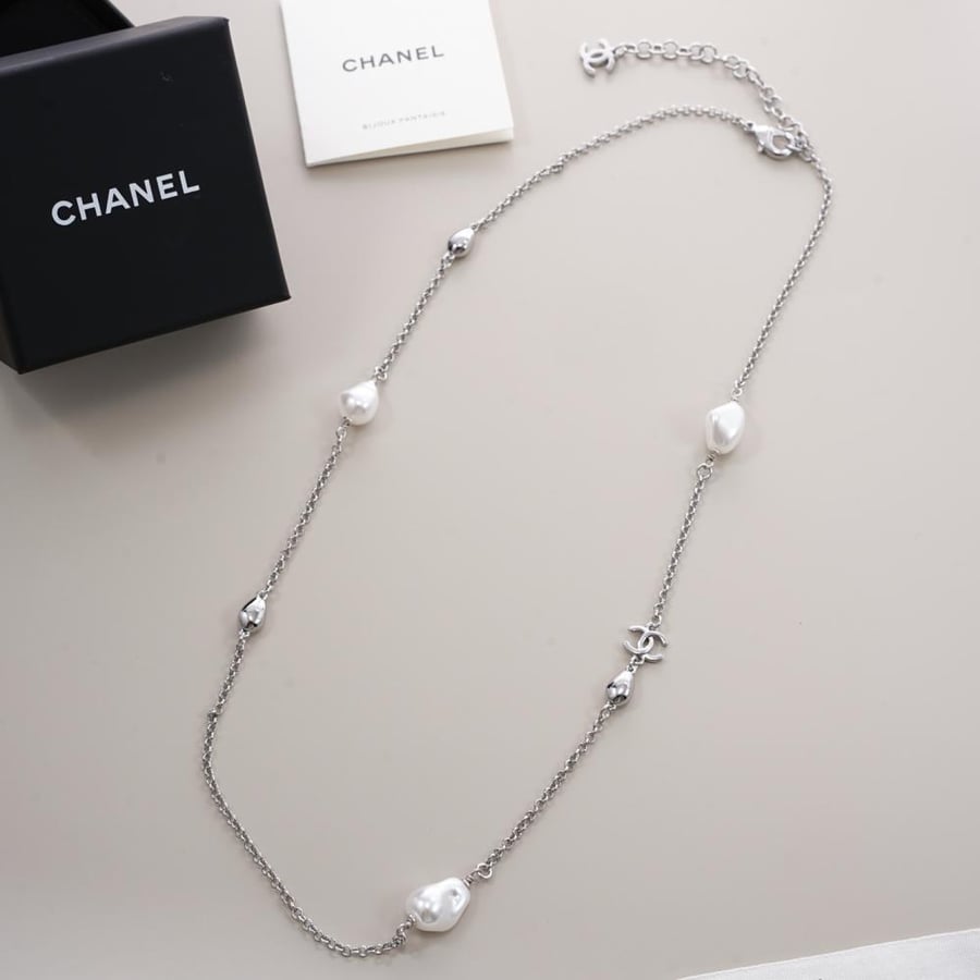 قلادة شانيل (Chanel) الأيقونية