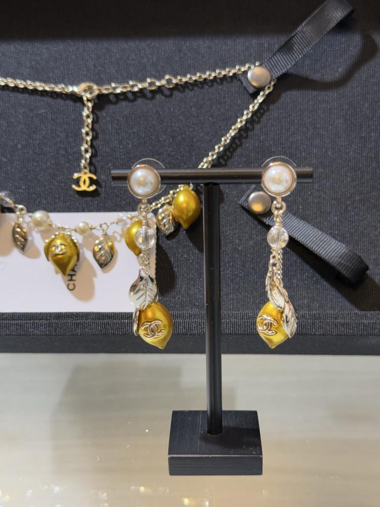 أقراط شانيل (Chanel) بتصميم الليمون وأوراق الشجر