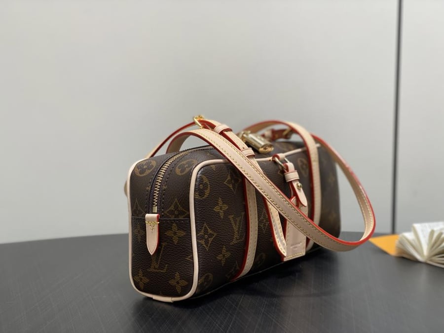 حقيبة Louis Vuitton Hang On