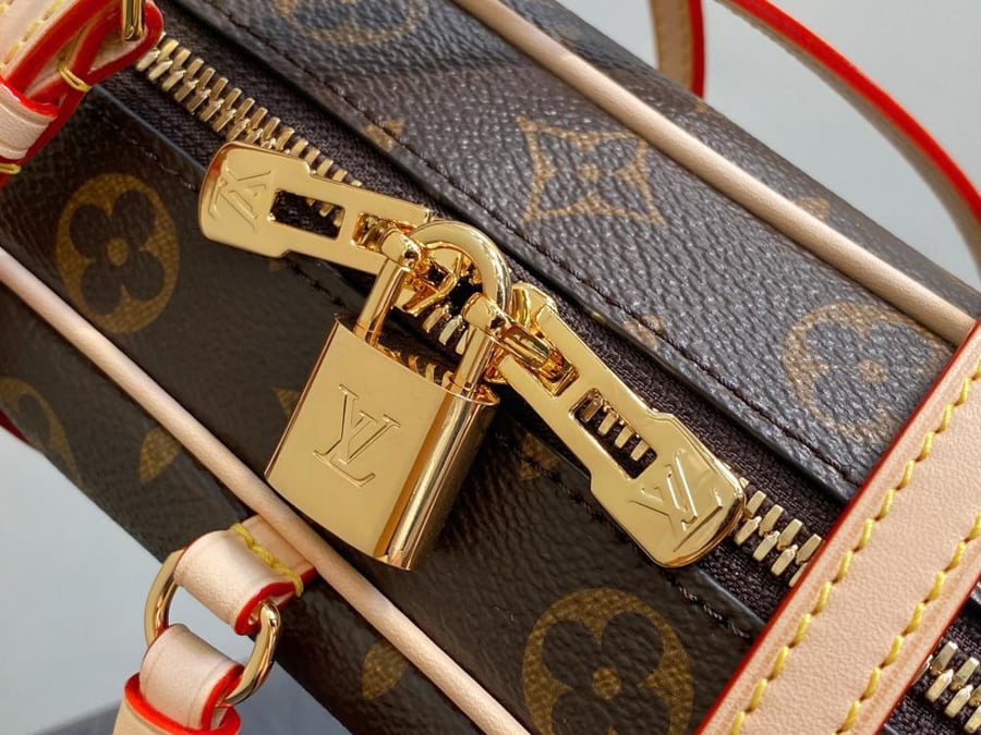 حقيبة Louis Vuitton Hang On