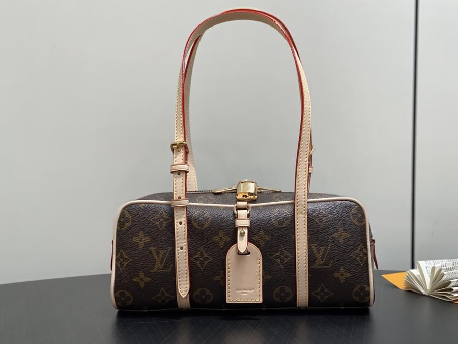 حقيبة Louis Vuitton Hang On