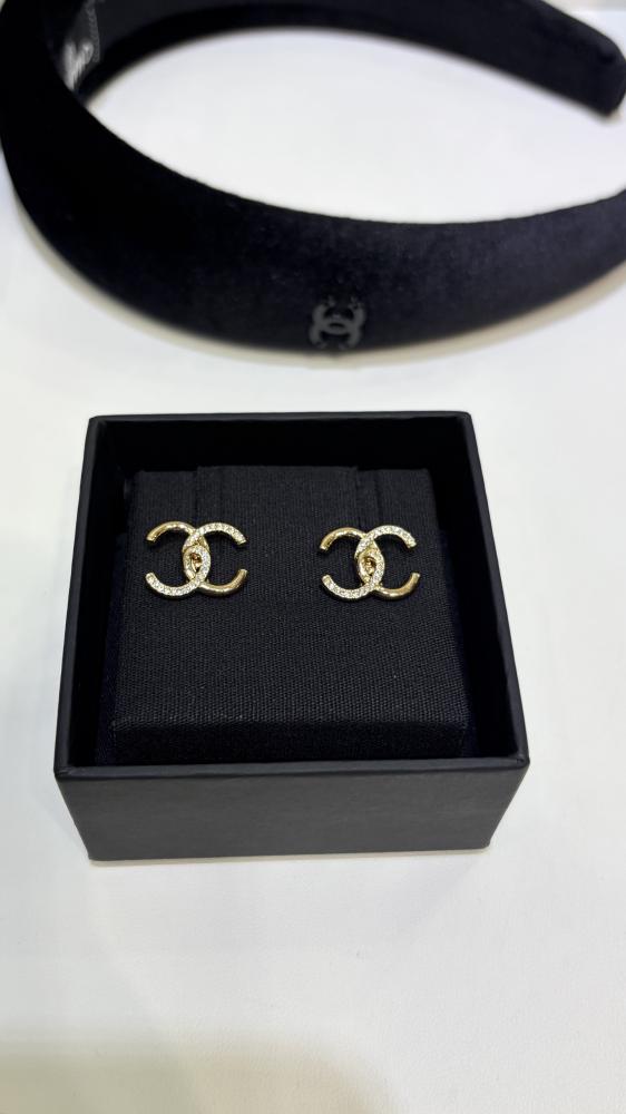 أقراط شانيل (Chanel)
