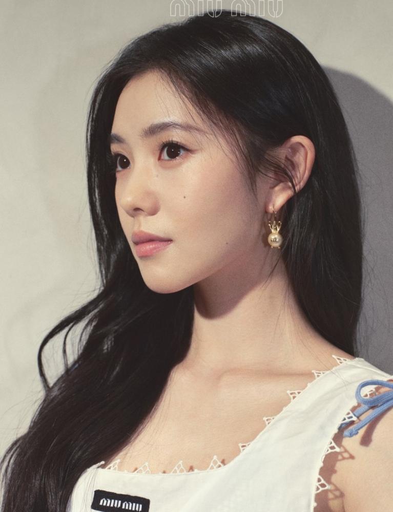 أقراط ميو ميو (Miu Miu) بتصميم التاج واللؤلؤ