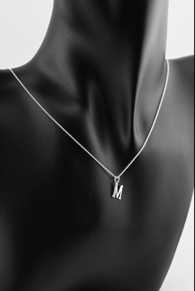 سلسلة حروف فضه عيار 925 - تصميم الماس ابيض حرف M