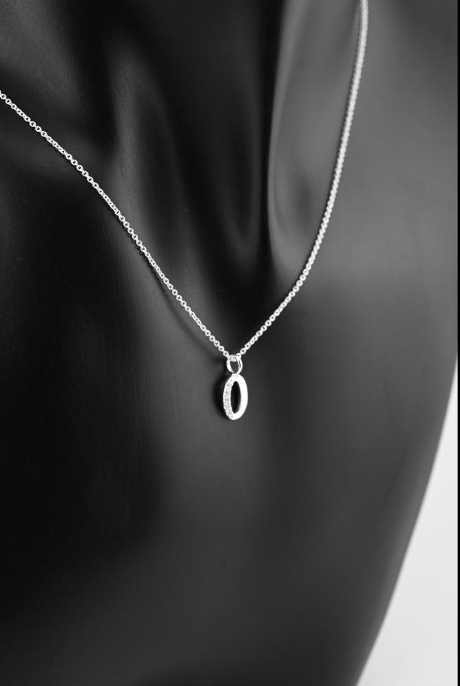 سلسلة حروف فضه عيار 925 - تصميم الماس ابيض حرف O