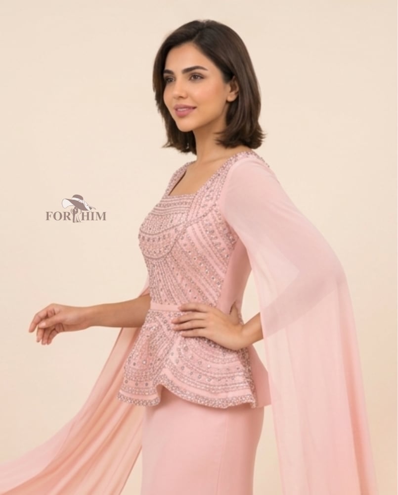 فستان سواريه الوردي المرصع بالكريستال الفاخر بأكمام شيفون طويلة