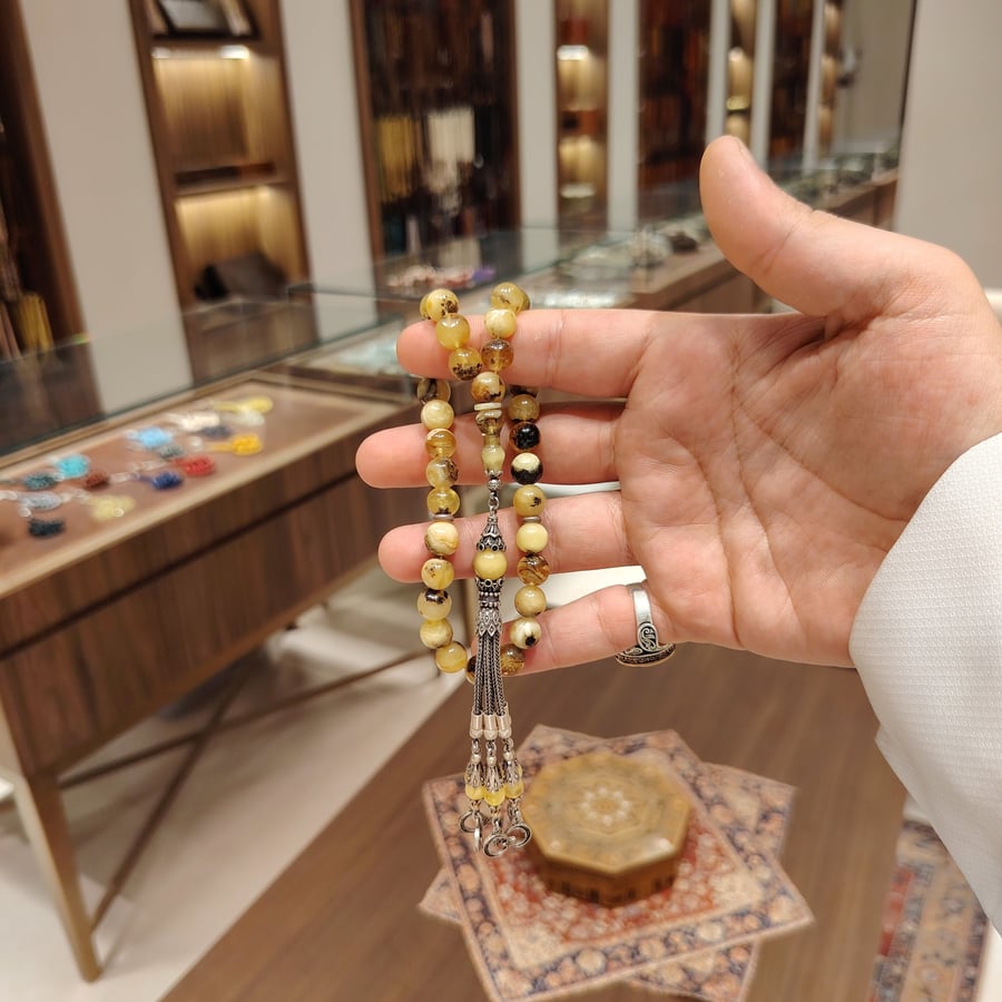 سبحة كهرمان حشري طبيعي – تدرجات بنية عسلية بطابع عتيق فاخر