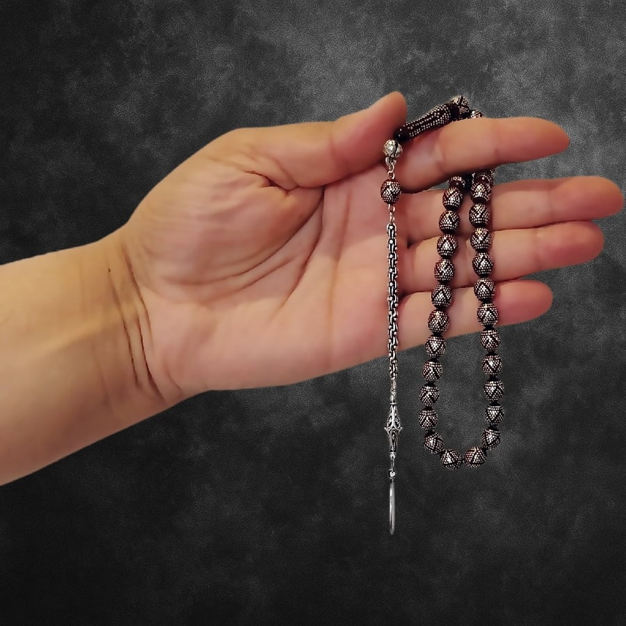 سبحة كوك داكنة بتطعيمات خشبية فاخرة – حضور كلاسيكي بطابع متفرّد