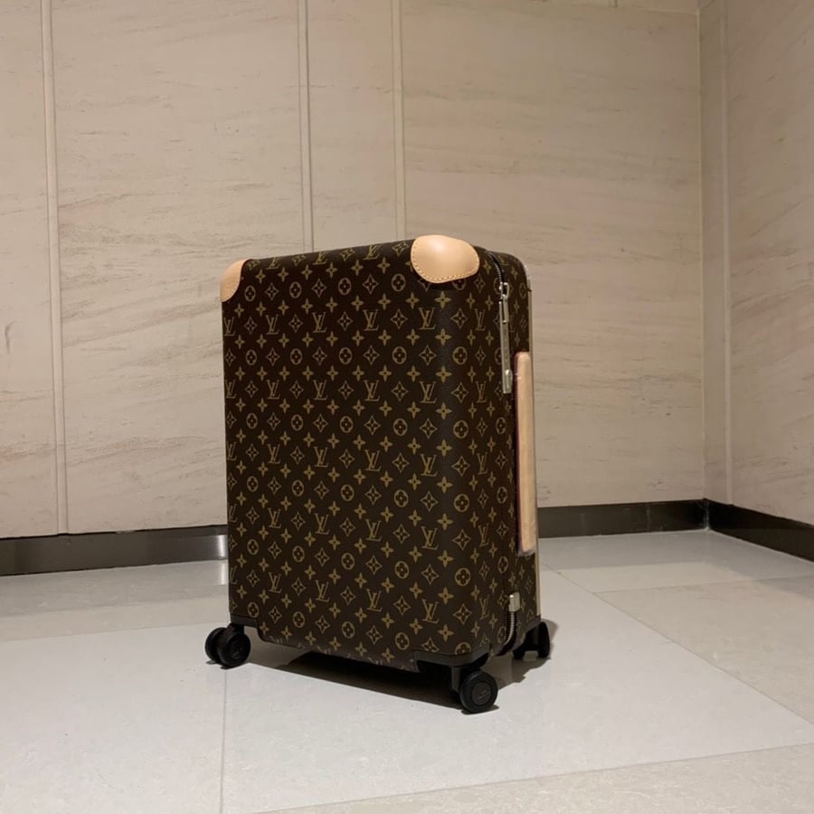 LV carry on  شنطه