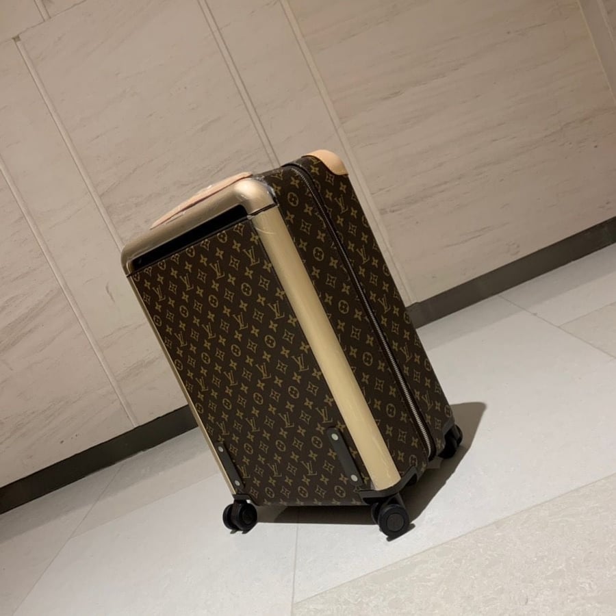 LV carry on  شنطه