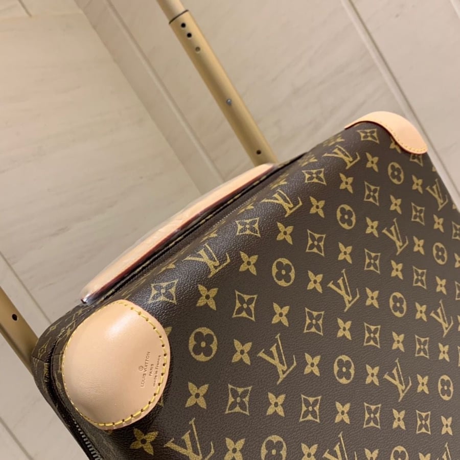 LV carry on  شنطه