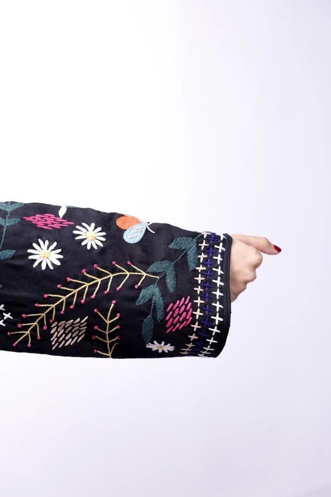 The princess's fabric is Indian linen and hand embroidery.