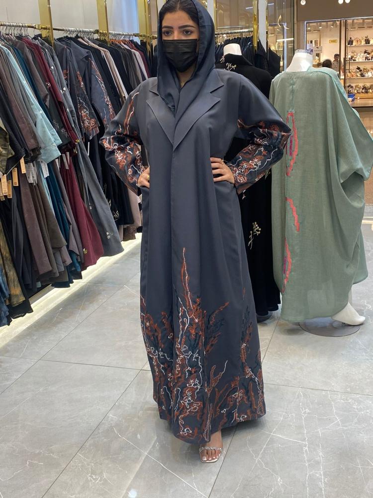 عبايه بقماش كتان وتطريز