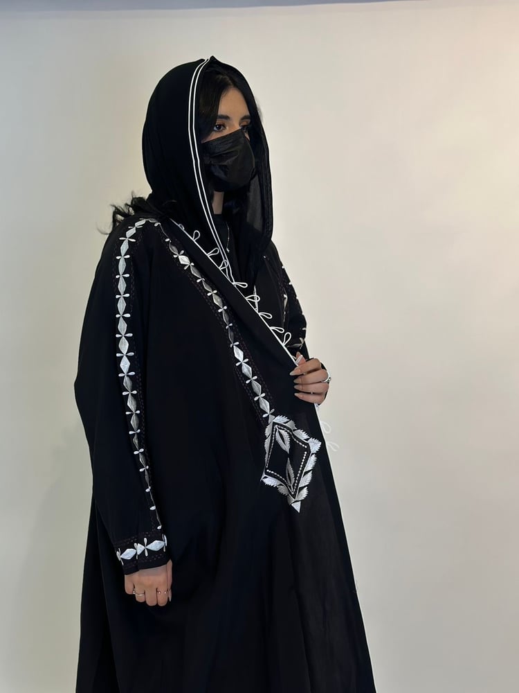 عبايه W1002-بقماش حرير مغسول بتطريز فخم