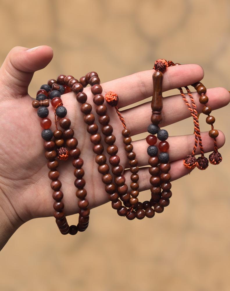 سبحة كوكا بحجر اللافا الأسود وحجر العقيق، 99 حبة، 8 مم، مع شرابة يدوية الصنع حصرية