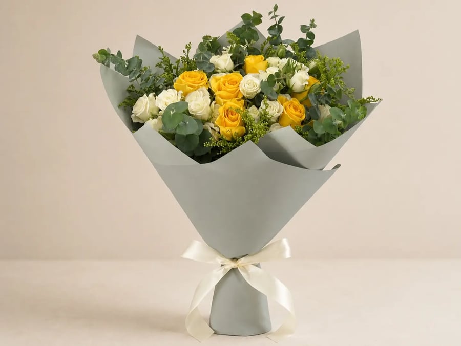 باقة الأصفر والأبيض من AWE FLORAL