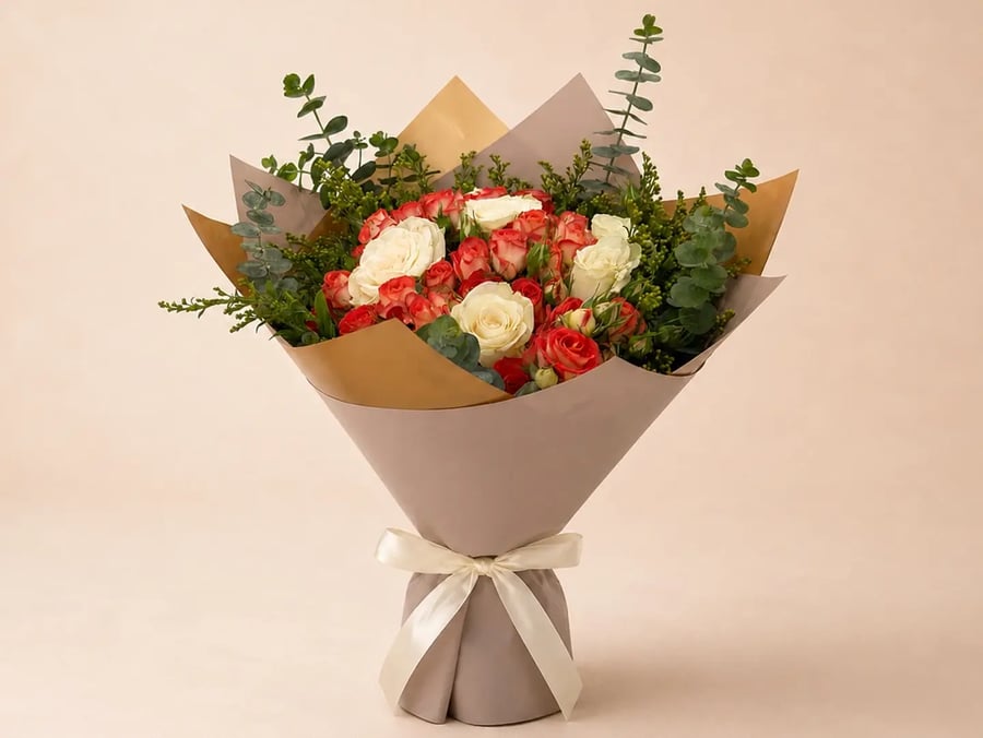 باقة أحمر كريمي من AWE FLORAL