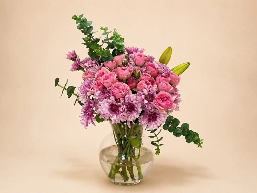 فازة روز وأقحوان وردية من AWE FLORAL