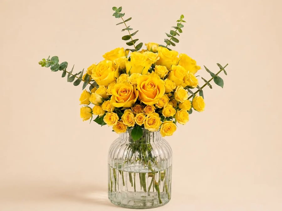 فازة ورود صفراء من AWE FLORAL