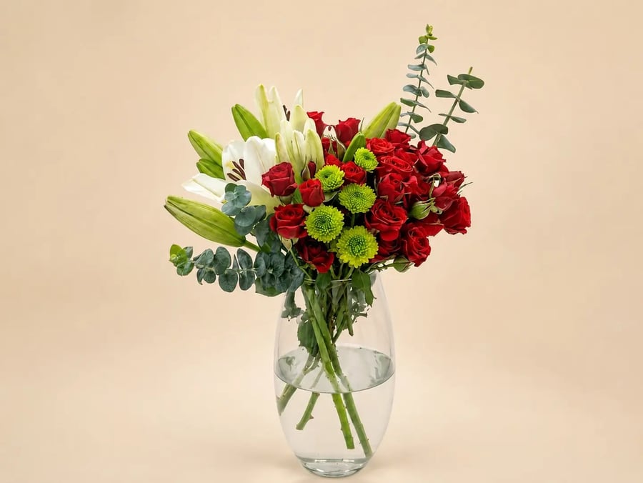 فازة ورد أحمر وليليوم أبيض من AWE FLORAL