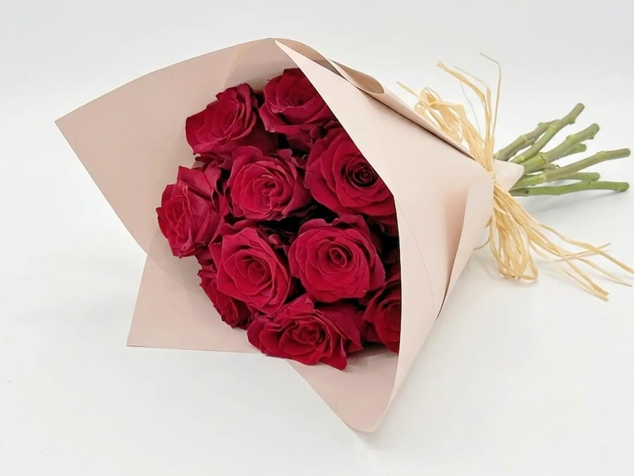 أحمر من AWE FLORAL