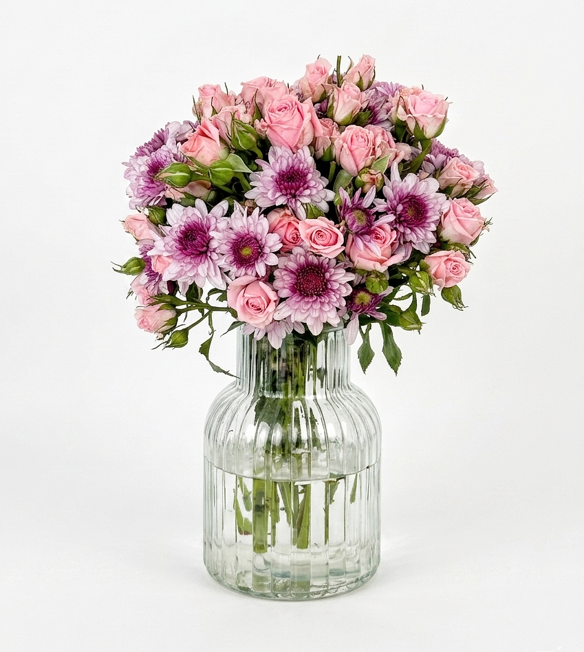 فازة ورد وردي وزهور بنفسجي من AWE FLORAL