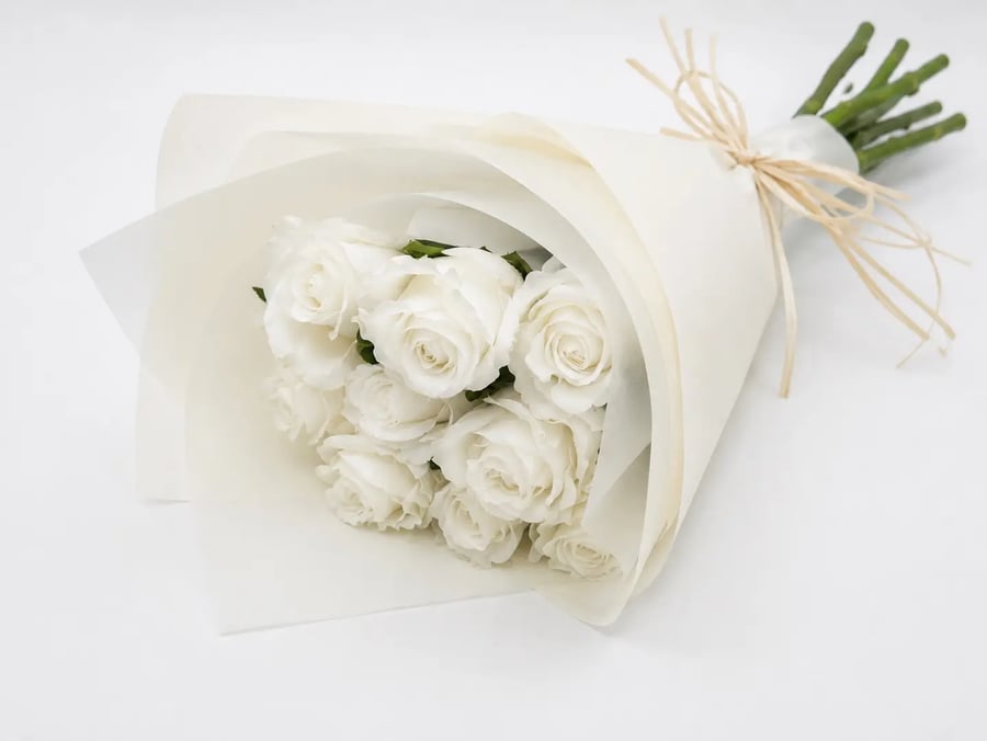 أبيض من AWE FLORAL