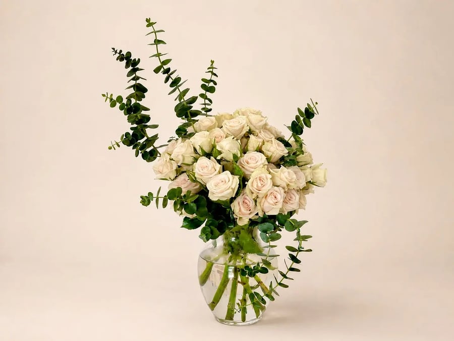 فازة ورد كريمي ناعم من AWE FLORAL