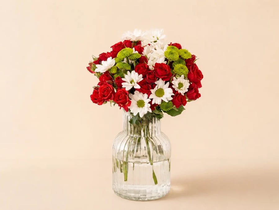 فازة ورود حمراء وزهور بيضاء من AWE FLORAL