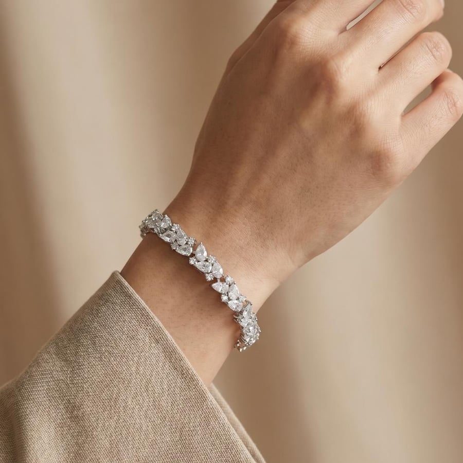 [B013] Gold-plated bracelet