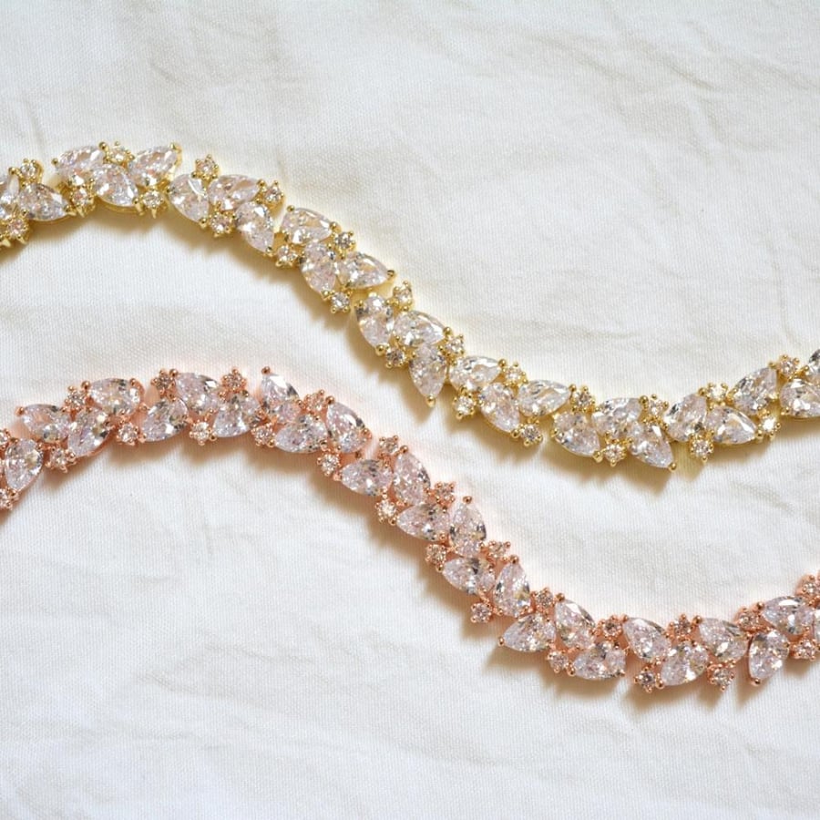 [B013] Gold-plated bracelet
