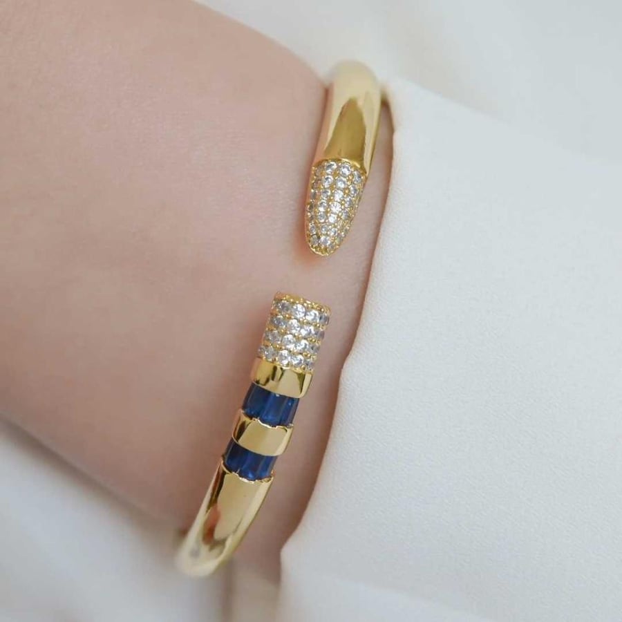 [B022] اسوارة open bangle مطلية ذهب ومزينة بالزركون