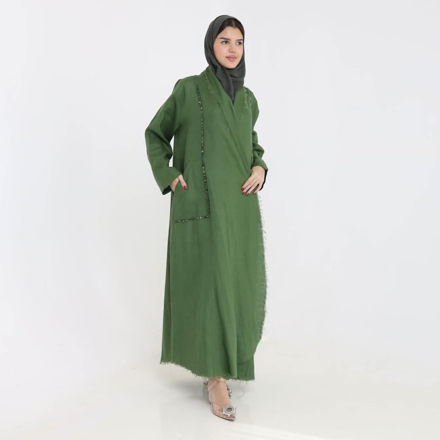 عباية بألوان مختلفة بتطريز أحجار كريمة ناعم بتصميم أنثوي عصري أنيق