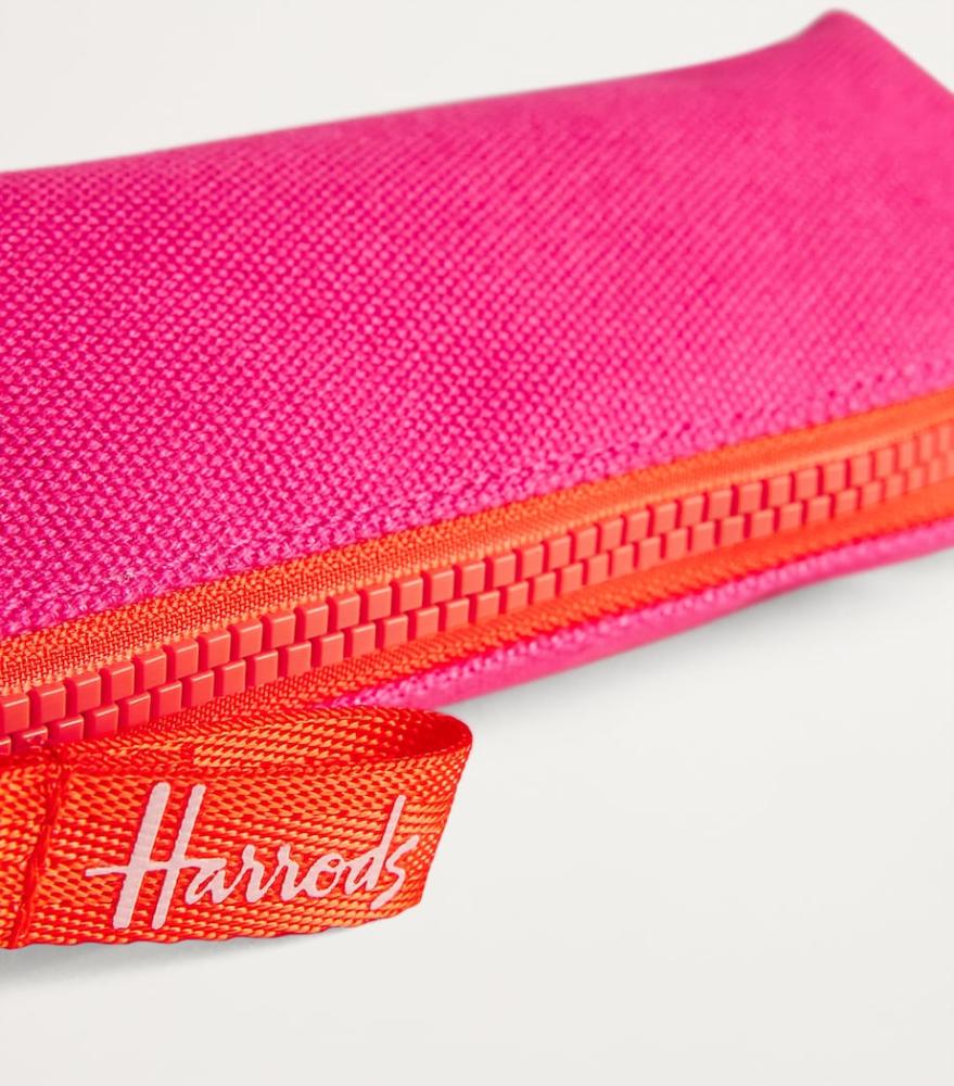 حافظة لون وردي من Harrods