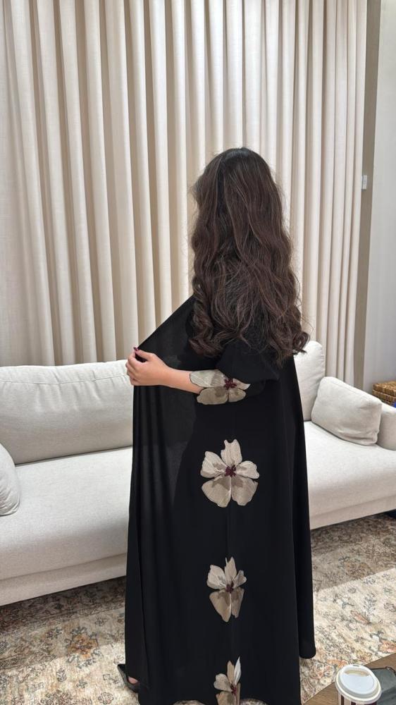 عباية ورود تجمع بين الأناقة والبساطة