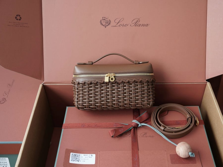 حقيبة "لورو بيانا" (Loro Piana) المجدولة الفاخرة