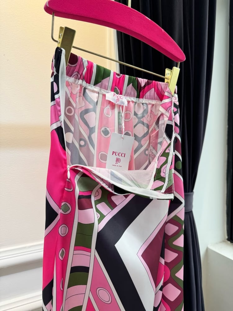 تنورة "بوتشي" (Pucci) الفاخرة